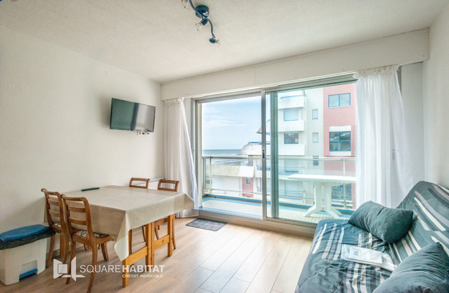 Appartement en étage élevé avec balcon et vue mer