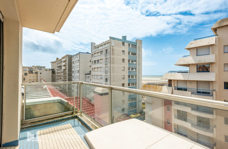Appartement en étage élevé avec balcon et vue mer